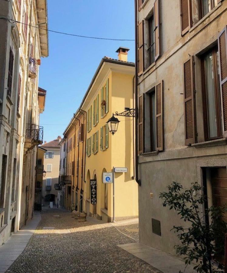 Cortile Del Forno Nel Centro Storico Apartment Arona Bagian luar foto